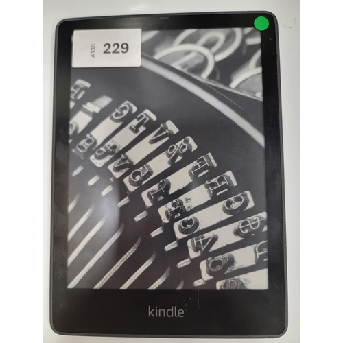 229 - AMAZON KINDLE PAPERWHITE 5 E-READER
serial number G001 LG12 1512 0BPC
Note: sticker residue to back
... 