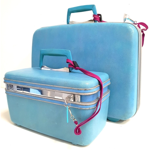 253 - VINTAGE SAMSONITE SUITCASE
with a Royal blue hard shell, with locking key, together with a matching ... 