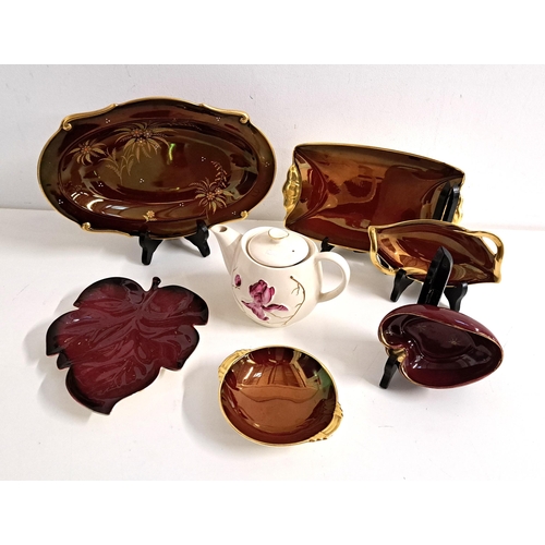 CARLTON WARE ROUGE ROYALE SHAPED DISH
decorated with sprays of flowers, a leaf shaped dish, shaped ashtray with gilt highlights and a tea pot, together with three pieces of Royal Winton Rouge dishes, all with gilt highlights (7)