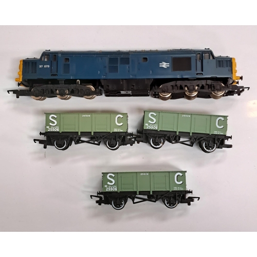 HORNBY LOCOMOTIVE AND THREE COAL WAGONS
comprising a locomotive class 37 37073 BR blue livery; and three 25506 coal wagons