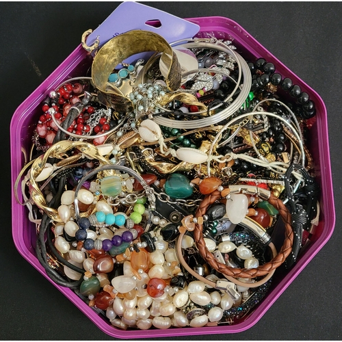 SELECTION OF COSTUME JEWELLERY 
including a pearl necklace, an agate bead necklace, bangles, bracelets, earrings, pendants, etc., 1 box