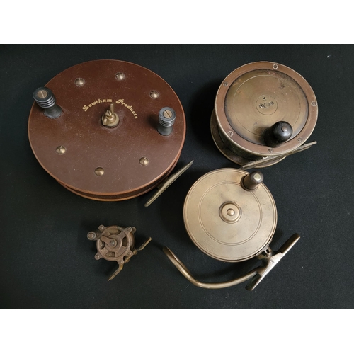 VINTAGE FISHING REELS
comprising a Lewtham Scarborough type 7" sea reel, Malloch's of Perth brass side caster reel, Hendryx brass 2" reel and a vintage unmarked 4.5" brass reel (4)