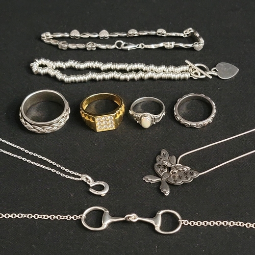 GOOD SELECTION OF SILVER JEWELLERY
comprising a Links of London horseshoe pendant on chain, a Harriet Glen snaffle bit necklace, a Clogau silver ring, three further rings, and two bracelets
