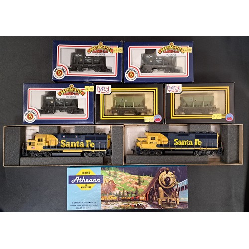 SELECTION OF ATHEARN, BACHMANN AND DAPOL LOCOMOTIVES AND WAGONS
comprising 2x Athearn GP60 Power Santa Fe No.4039; and an Athearn GP50 PWR Santa Fe No. 3814; 3x Bachmann 24 ton Ore Wagons, No. 33-252 and L.M.S Grey; and 2x Dapol B072 Sand Hoppers. All boxed (8)