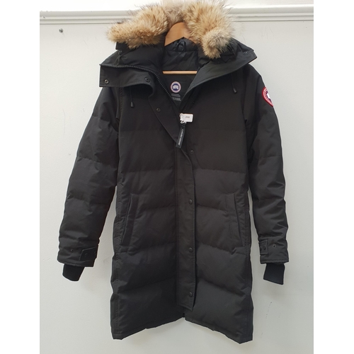 LADIES CANADA GOOSE BLACK SHELBURNE PARKA
size M, style 3802L
Note: with white paint on sleeve
