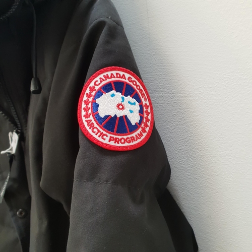 208 - LADIES CANADA GOOSE BLACK SHELBURNE PARKA
size M, style 3802L
Note: with white paint on sleeve