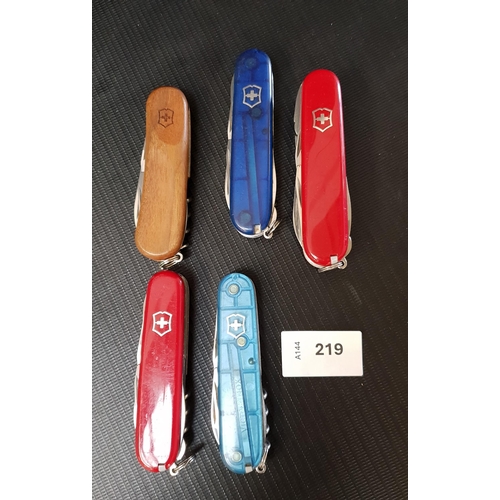 FIVE VICTORINOX SWISS ARMY KNIVES
of various sizes and designs
Note: You must be over the age of 18 to bid on this lot.