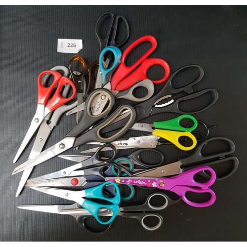 EIGHTEEN PAIRS OF SCISSORS
of various sizes
Note: You must be over the age of 18 to bid on this lot.