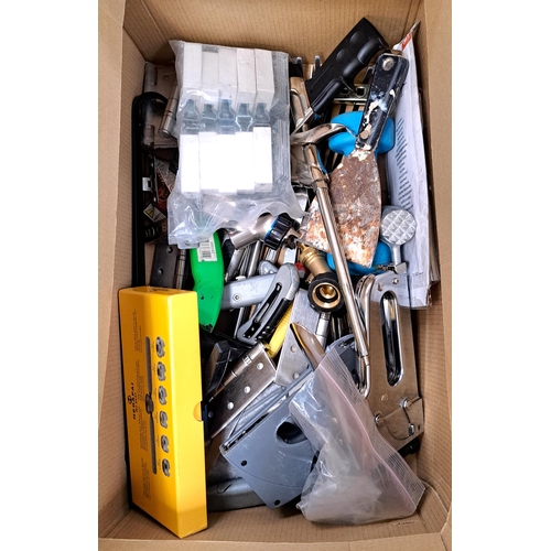 85 - ONE BOX OF TOOLS AND MISCELLANEOUS ITEMS
including a staple guns, Stanley knives, scrapers, hinges, ... 