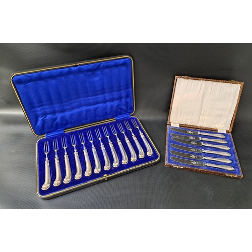 135 - SET OF TWELVE CASED GEORGE V SILVER ENTREE FORKS
with pistol grip handles, Sheffield 1912 by John Sa... 