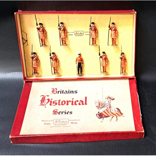 353 - SET OF W BRITAIN YEOMAN OF THE GUARD WITH CAPTAIN
no.1257 in original box