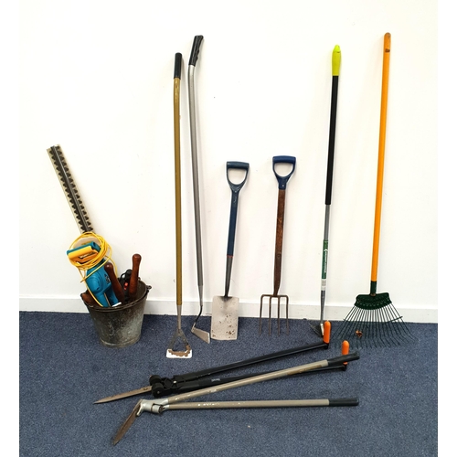 319A - LARGE SELECTION OF GARDENING TOOLS AND EQUIPMENT
including a Dobbies Essential hedge trimmer, Black ... 