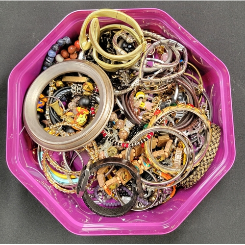 114 - SELECTION OF COSTUME JEWELLERY
including bangles, bracelets, necklaces, pendants, etc., 1 box