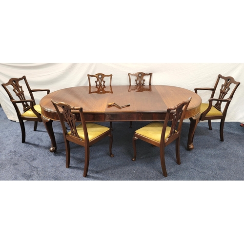 532 - EARLY 20th CENTURY OAK EXTENDING DINING TABLE AND SIX CHAIRS
the table with three leaves, plain frie... 