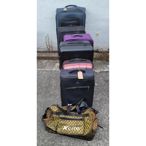 9 - SIX SUITCASES AND ONE HOLDALL (7)
Including Perry Ellis, Carlton, Flylite and Verage
Note: All suitc... 