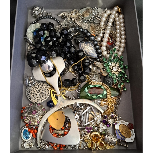 121 - GOOD SELECTION OF COSTUME JEWELLERY
including various vintage brooches, enamel pendants, filigree bu... 