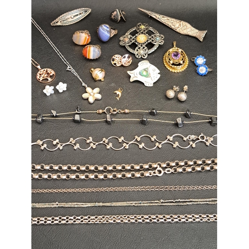 123 - GOOD SELECTION OF JEWELLERY 
including small nine carat gold dolphin charm, a pair of agate set silv... 