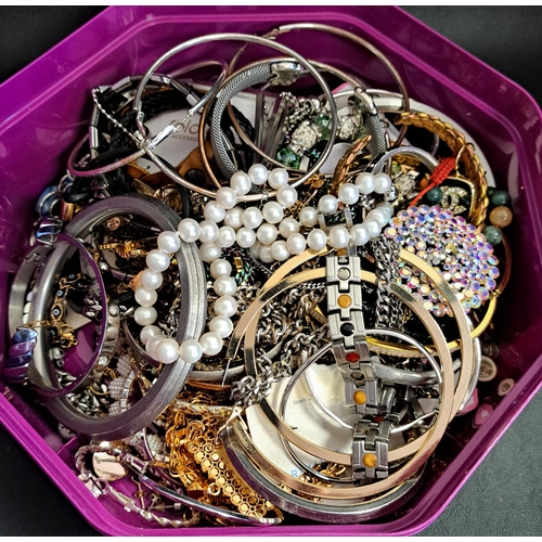 151 - SELECTION OF COSTUME JEWELLERY
including a pearl necklace, bangles, earrings, brooches, etc., 1 box