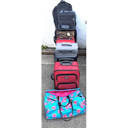 7 - SELECTION OF SIX SUITCASES, ONE RUCKSACK AND TWO HOLDALLS
including Protege, IT Luggage, Emsmorn and... 