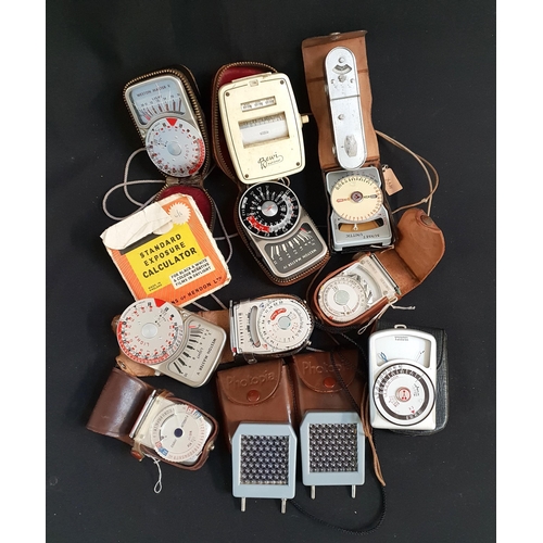 258 - ASSORTMENT OF VINTAGE LIGHT METERS AND FLASHES
including Weston master V, Pullin Optics, Yashica, Be... 