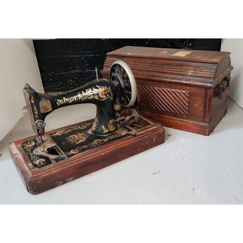 294 - SINGER SEWING MACHINE 
serial number K449582, in wooden case