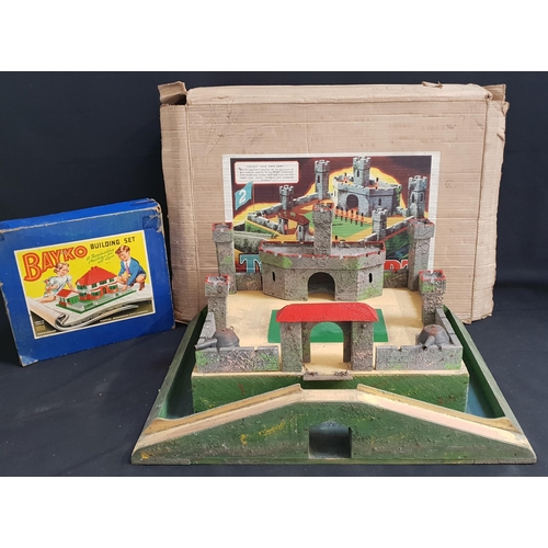 331 - VINTAGE TRI-ANG FORT 'NO 2' & BAYKO BUILDING SET IN BOX
A Tri-ang large size 