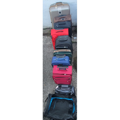 5 - SELECTION OF EIGHT SUITCASES AND TWO HOLDALLS
including: Londoner, Atlantic, Sovereign, Skyflite
Not... 