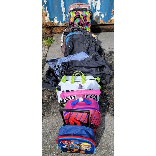 64 - SELECTION OF TWO SUITCASES, THREE RUCKSACKS, FIVE HOLDALLS, A TRUNKIE, SCOOTER CASE AND OTHER
Note: ... 