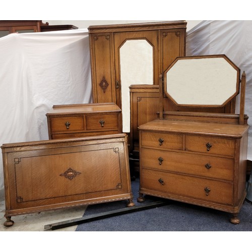 566 - OAK BEDROOM SUITE
comprising a wardrobe with central mirrored door, a chest of drawers with two shor... 