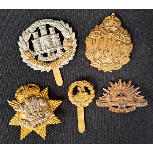 470 - SELECTION OF FIVE MILITARY BADGES 
comprising WWI Australian Commonwealth Forces collar badge, WWII ... 