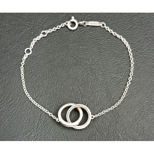 122 - TIFFANY & CO. SILVER INTERLOCKING CIRCLES CHAIN BRACELET
18cm long