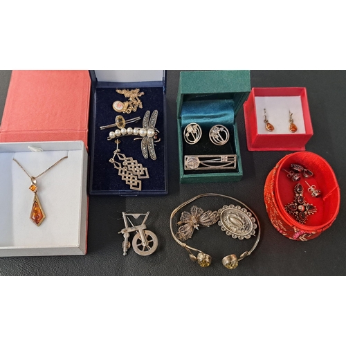 50 - GOOD SELECTION OF SILVER AND SILVER MOUNTED JEWELLERY
including an amber set pendant on chain and pa... 