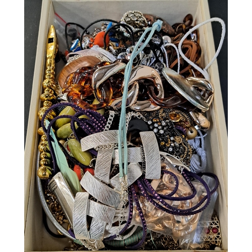 131 - QUANTITY OF COSTUME JEWELLERY
including necklaces, cuff bracelet, mother of pearl pendant, etc.