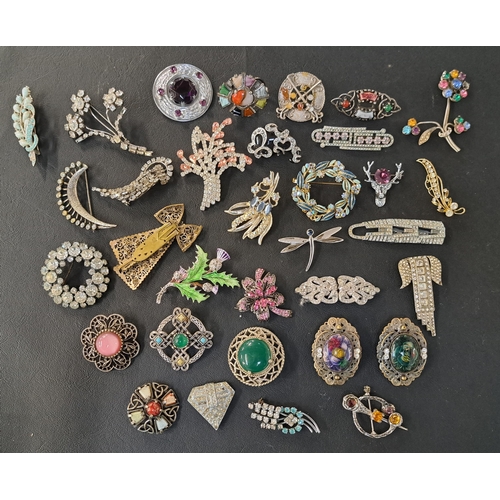 152 - SELECTION OF THIRTY-THREE VINTAGE BROOCHES
including agate, stone and crystal set examples