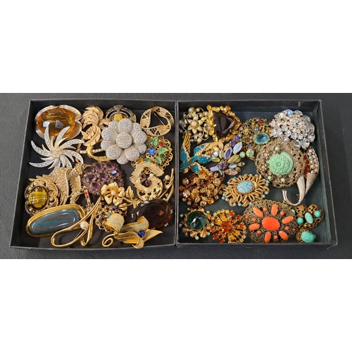 182 - GOOD SELECTION OF THIRTY-FIVE VINTAGE BROOCHES
comprising paste, crystal, stone and simulated pearl ... 