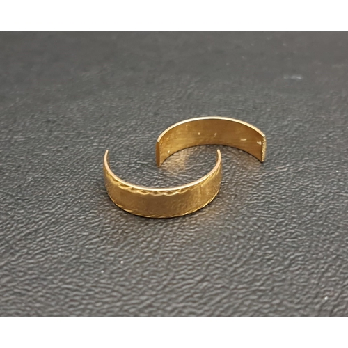 223 - DAMAGED EIGHTEEN CARAT GOLD WEDDING BAND
approximately 2.9 grams