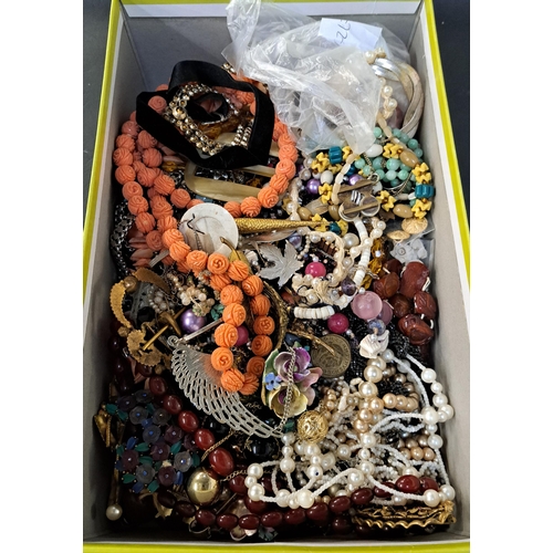 233 - GOOD SELECTION OF MOSTLY VINTAGE COSTUME JEWELLERY
including an amber coloured bead necklace, a cora... 