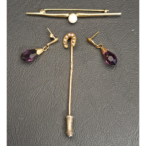 134 - SMALL SELECTION OF NINE CARAT GOLD JEWELLERY
comprising a pearl set bar brooch, 5.4cm wide; a seed p... 