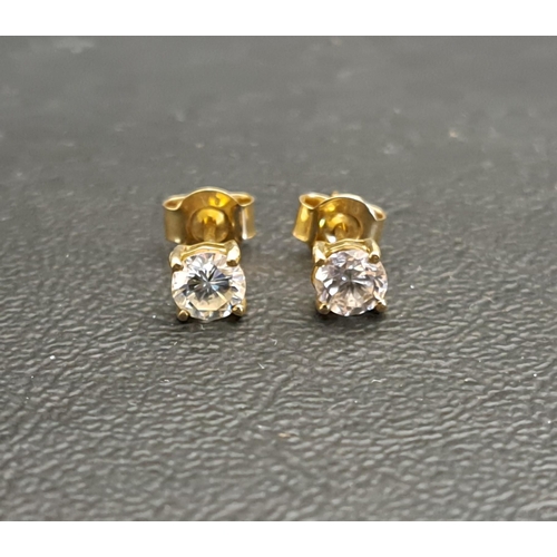 138 - PAIR OF DIAMOND STUD EARRINGS
the round brilliant cut diamond on each approximately 0.45cts each (0.... 