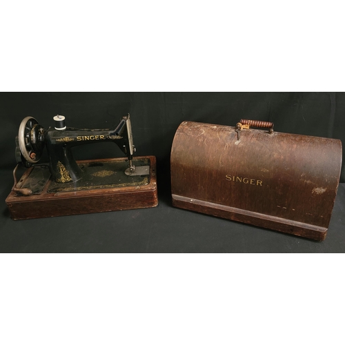 465 - SINGER SEWING MACHINE 
serial number Y1623242, in wooden case