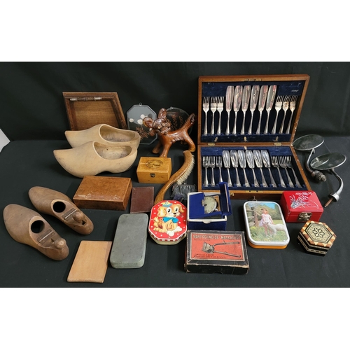 474 - SELECTION OF VINTAGE COLLECTABLES
including a pair of wooden shoe lasts, a pair of wooden clogs, a c... 