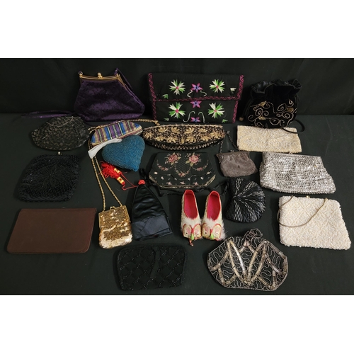 522 - GOOD SELECTION OF EIGHTEEN VINTAGE EVENING BAGS
including various beaded and sequinned examples and ... 