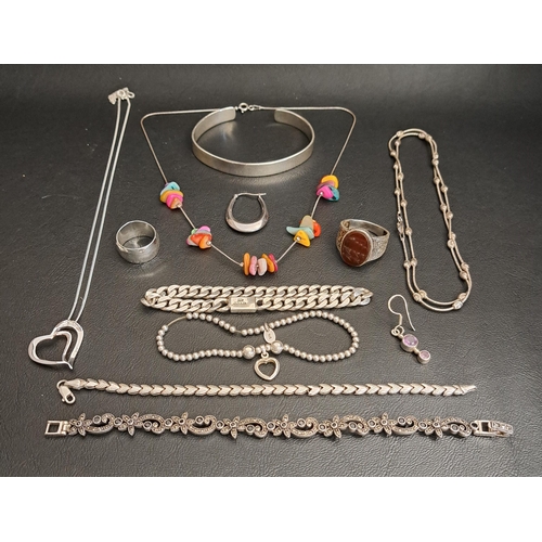 82 - SELECTION OF SILVER AND SILVER MOUNTED JEWELLERY
comprising an agate set ring and a hammered band, a... 