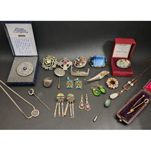 86 - SELECTION OF VINTAGE JEWELLERY 
including Tweedsmuir glass brooch and a Piran Pewter brooch, both wi... 