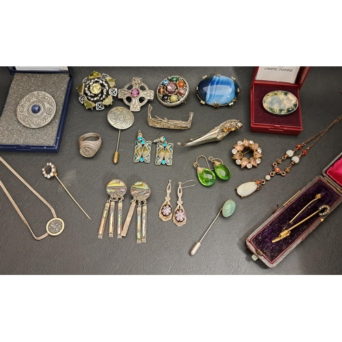 86 - SELECTION OF VINTAGE JEWELLERY 
including Tweedsmuir glass brooch and a Piran Pewter brooch, both wi... 