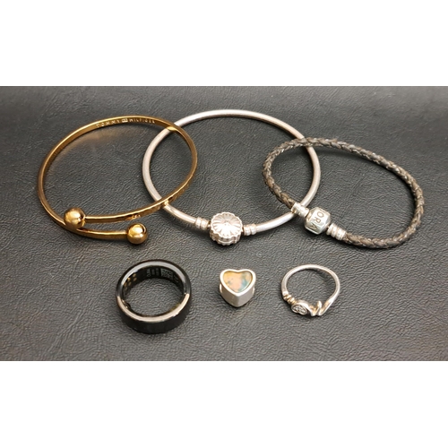 226 - SELECTION OF FASHION JEWELLERY
comprising a bangle with Sparkling Snowflake clasp, a Pandora black l... 