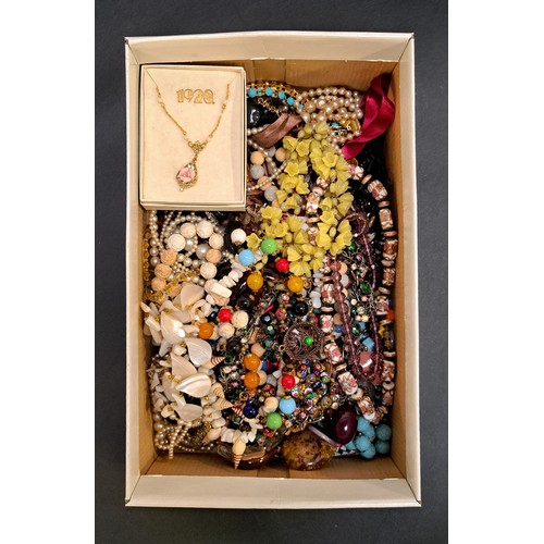 65 - GOOD SELECTION OF BEAD AND OTHER VINTAGE JEWELLERY
including simulated pearls, a millefiori glass be... 