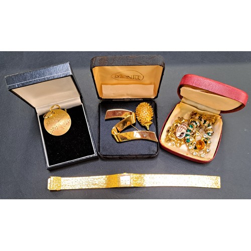 117 - SELECTION OF VINTAGE GILT AND PASTE SET JEWELLERY
including Monet ribbon effect broch in box, a hedg... 