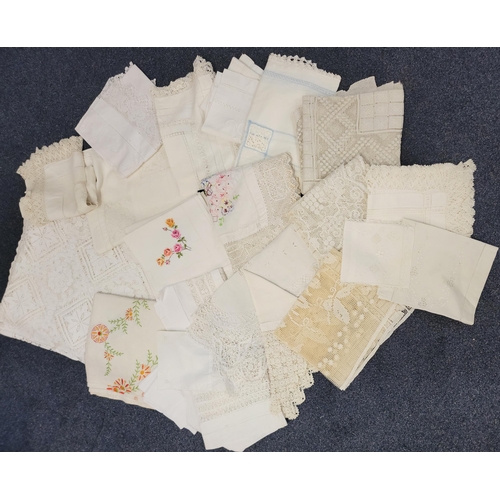 524 - SELECTION OF ANTIQUE AND VINTAGE LINEN AND LACEWORK
including table cloths of different sizes, some ... 