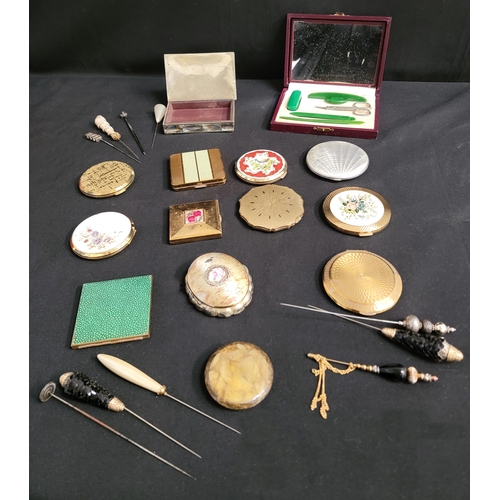 403 - SELECTION OF VINTAGE COMPACTS AND HATPINS
including five Stratton compacts, a Kigu Minuette musical ... 